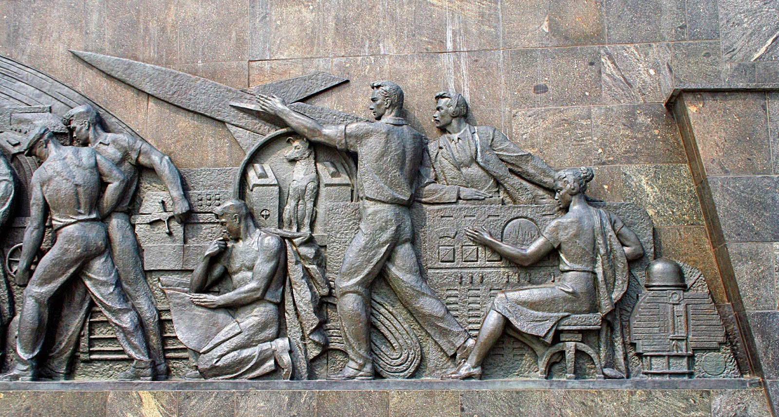 Монумент покорителям космоса строки Николая Грибачёва.
